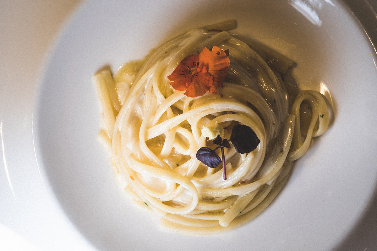 Linguine di Gragnano aglio, olio e peperoncino alla crema di Grana Padano Dop 18 mesi e zenzero &ldquo;Nati per stare insieme&rdquo; sul lago al Belvedere di Torno