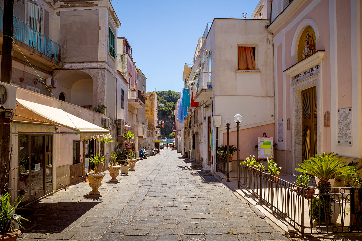 Una via di Procida Giro del Golfo in otto giorni: Procida, oasi di bellezza e di cultura