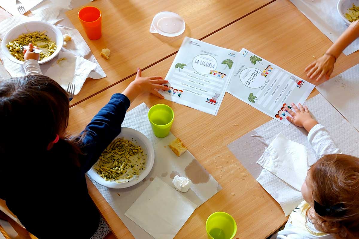 Bambini alle prese con il menu della Liguria nelle scuole di Corsico L'eduzione alimentare si fa in mensa. Ma servono fondi per aumentare il tempo pieno