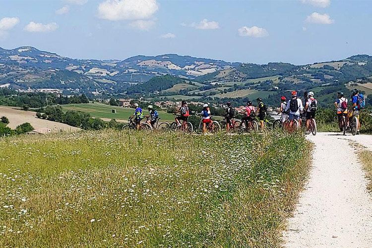 Un progetto di turismo lento alla scoperta di 17 borghi nelle Marche, tra natura ed esperienze