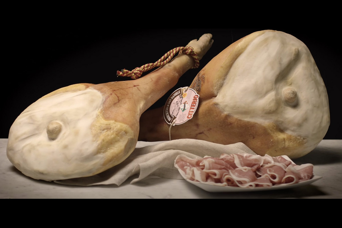 Prosciutto di San Daniele Dop Citterio dalla classica forma di chitarra Alla scoperta di San Daniele del Friuli, tra cultura e prosciutto Dop