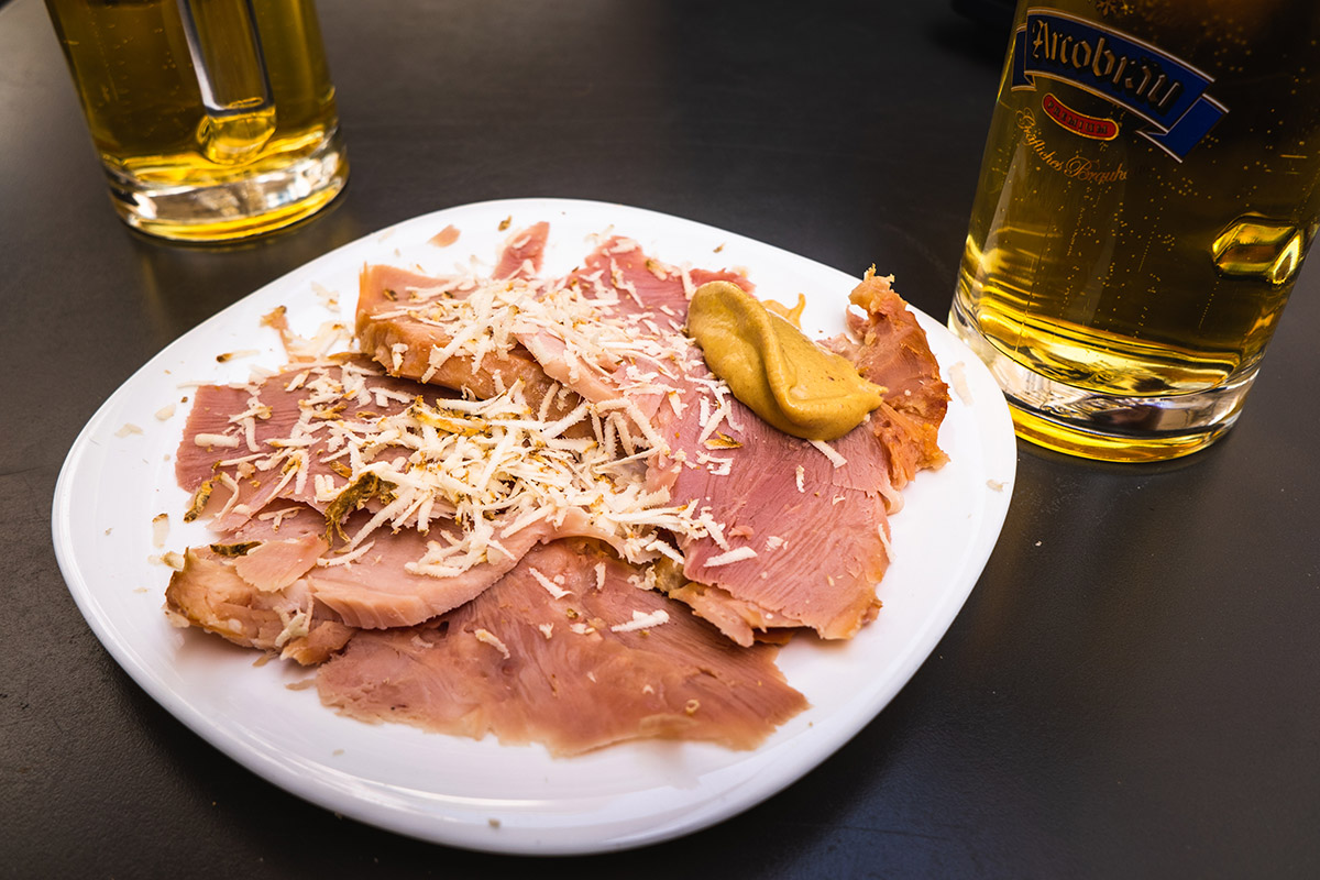 Prosciutto cotto in crosta con senape e cren Alla scoperta del Friuli Venezia Giulia, dai colli fino a Trieste