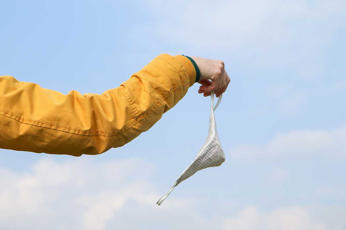 Con le nuove dispisizioni del Viminale, le forze dell'ordine potranno obbligare i manifestanti a usare la mascherina anche all'aperto Manifestazioni no green pass, stretta del ministero degli Interni. Esultano ristoranti e negozi