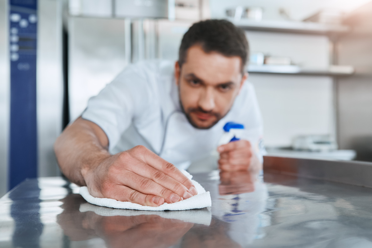 Vestire “a norma di legge”: l'abbigliamento da cucina sotto la lente delle normative