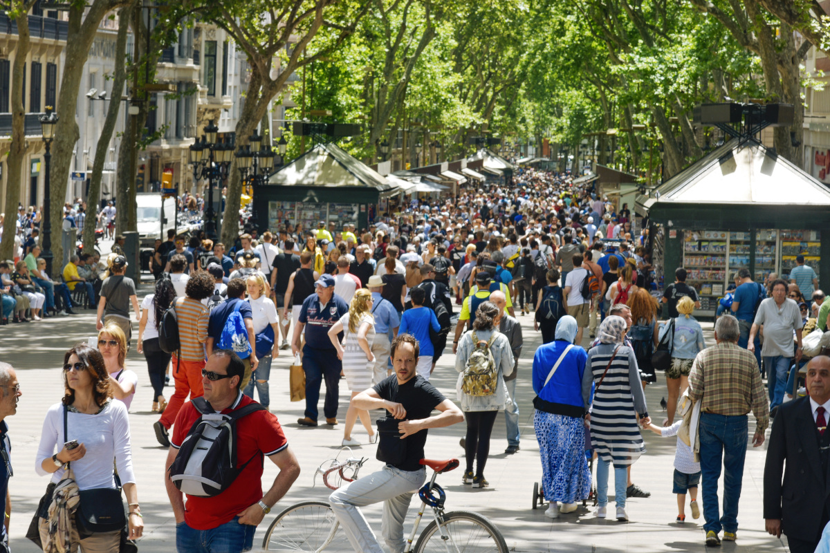 Overtourism a Barcellona: e i residenti spruzzano con acqua i turisti