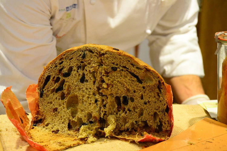 (Re Panettore sbarca a Napoli e punta al riconoscimento Unesco) (Re Panettore sbarca a Napoli e punta al riconoscimento Unesco)