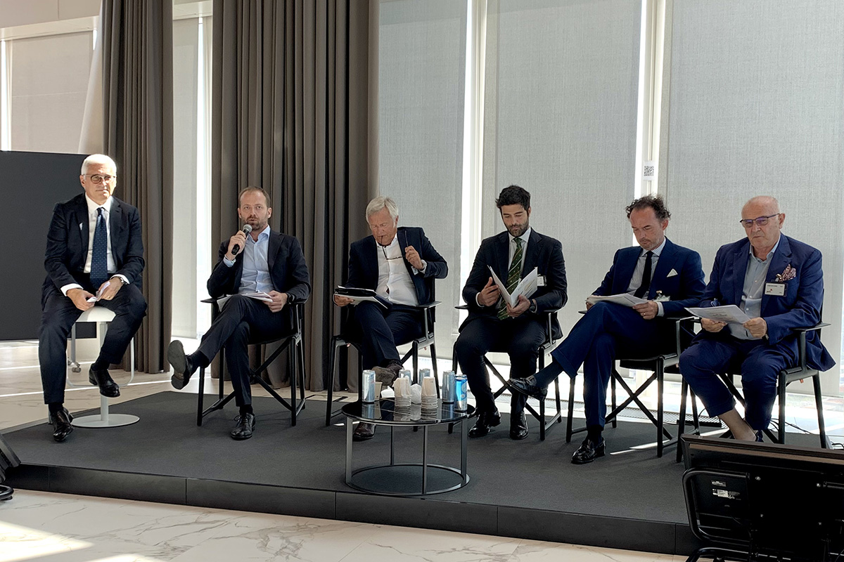 Alberto Gottardi (Forme), Andrea Guerini (PwC), Luciano Patelli (Promoberg), Francesco Maroni (Forme), Paolo Zanetti (Assolatte), Antonio Auricchio (Afidop) B2Cheese, l’universo lattiero caseario torna a Bergamo