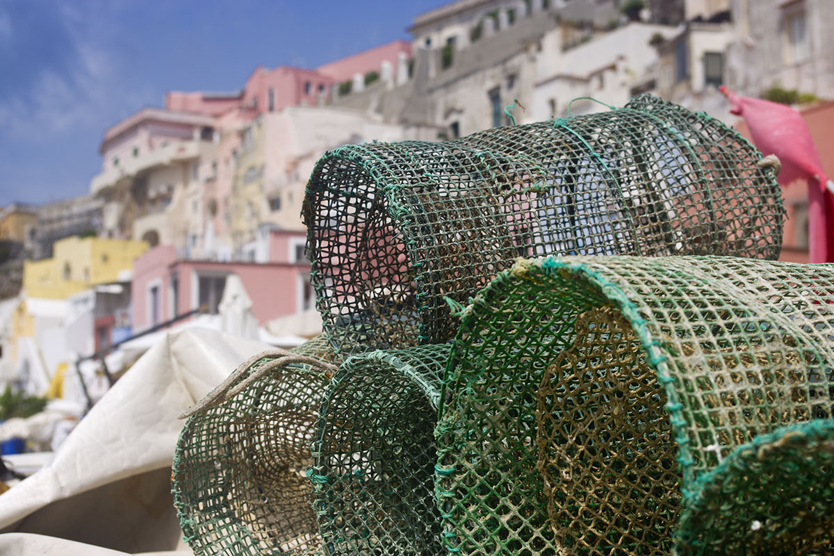 Le reti ammassate sui pontili Procida, più che un’isola… Capitale!