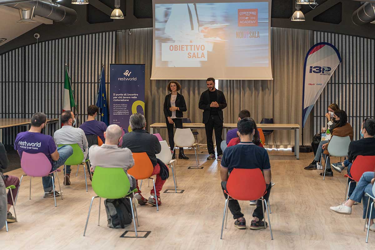 Uno dei pitch tenuti durante l'evento organizzato da RestWorld Stranieri, neofiti, universitari: ecco chi cerca lavoro nella ristorazione. E cosa trova