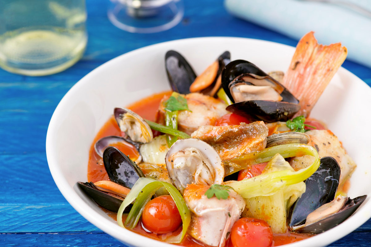  Zuppa di pesce alla paesana con cipollotto, preparata con Fondo di Crostacei Knorr Professional Unilever Food Solutions con il Fondo di Crostacei per ricette dal sapore di mare