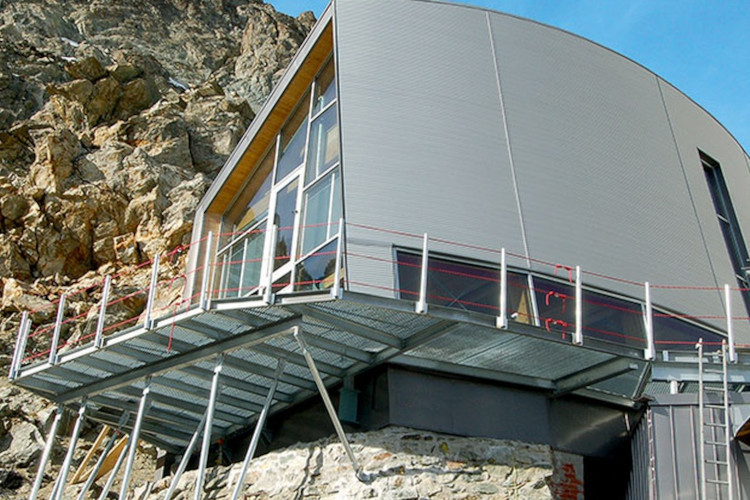 Il Rifugio Gonella, foto da Cai Torino Siccità in alta quota, il rifugio sul Monte Bianco chiude per mancanza d’acqua