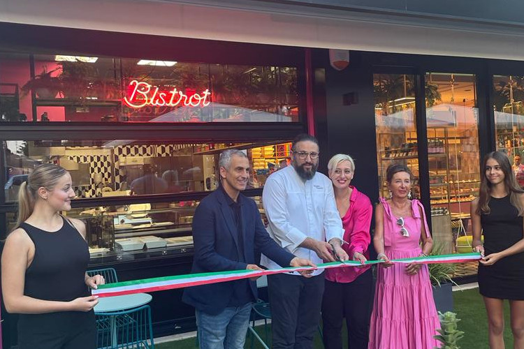 Il taglio del nastro del nuovo Rinaldini a Rimini  Inaugurato a Rimini il nuovo store di Roberto Rinaldini