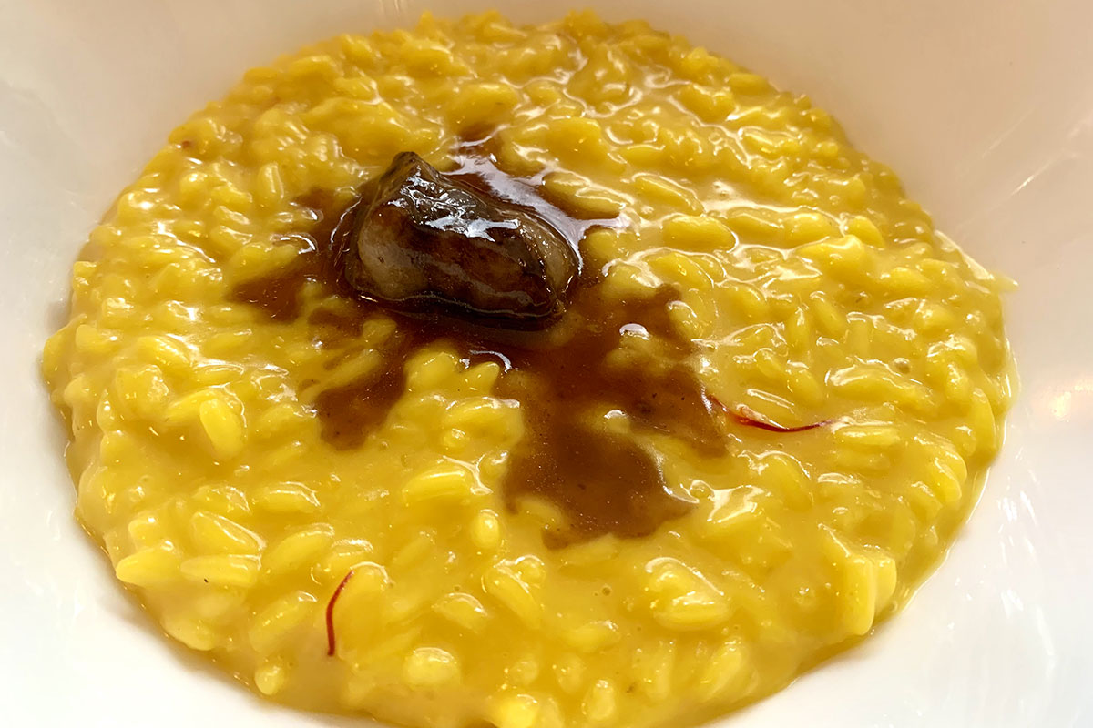 Il Risotto alla Milanese, midollo e liquirizia de Il Liberty Pomario una cantina nata per caso