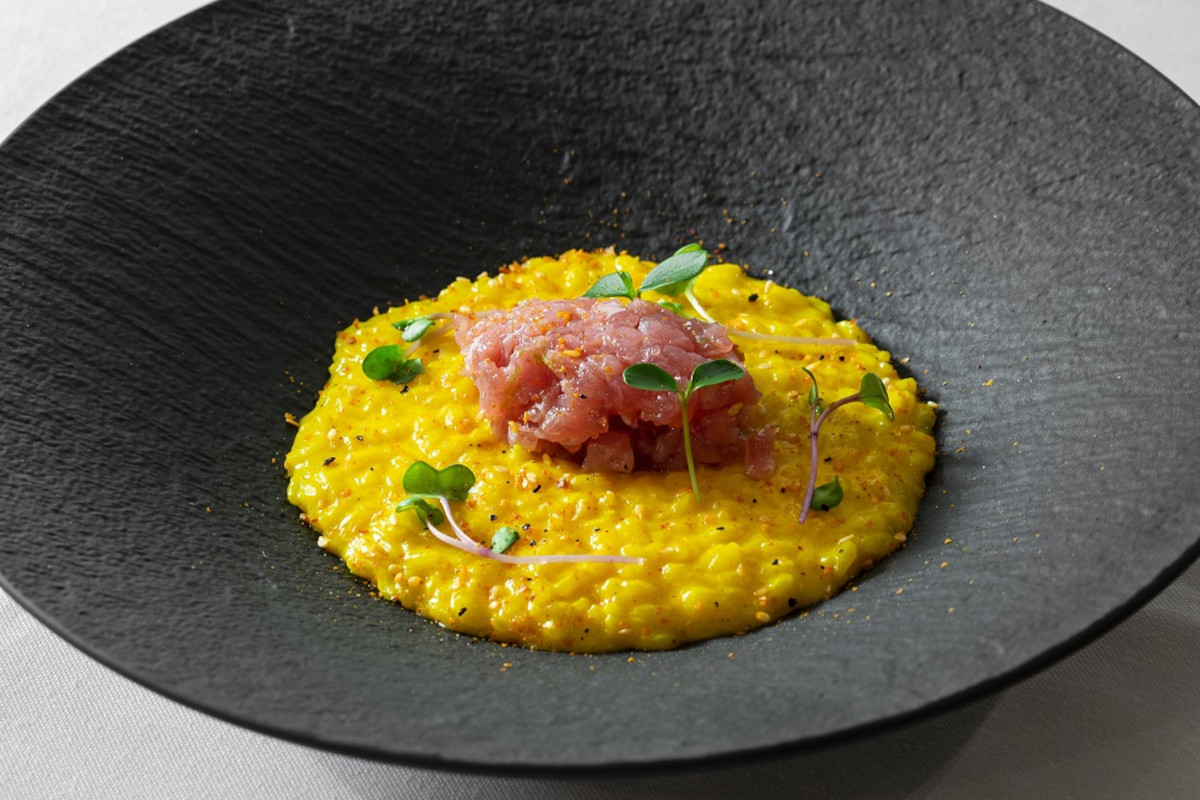 Risotto alla milanese e crudo di tonno Da Milano a Roma: apre il ristorante Maio tra tradizione e modernità