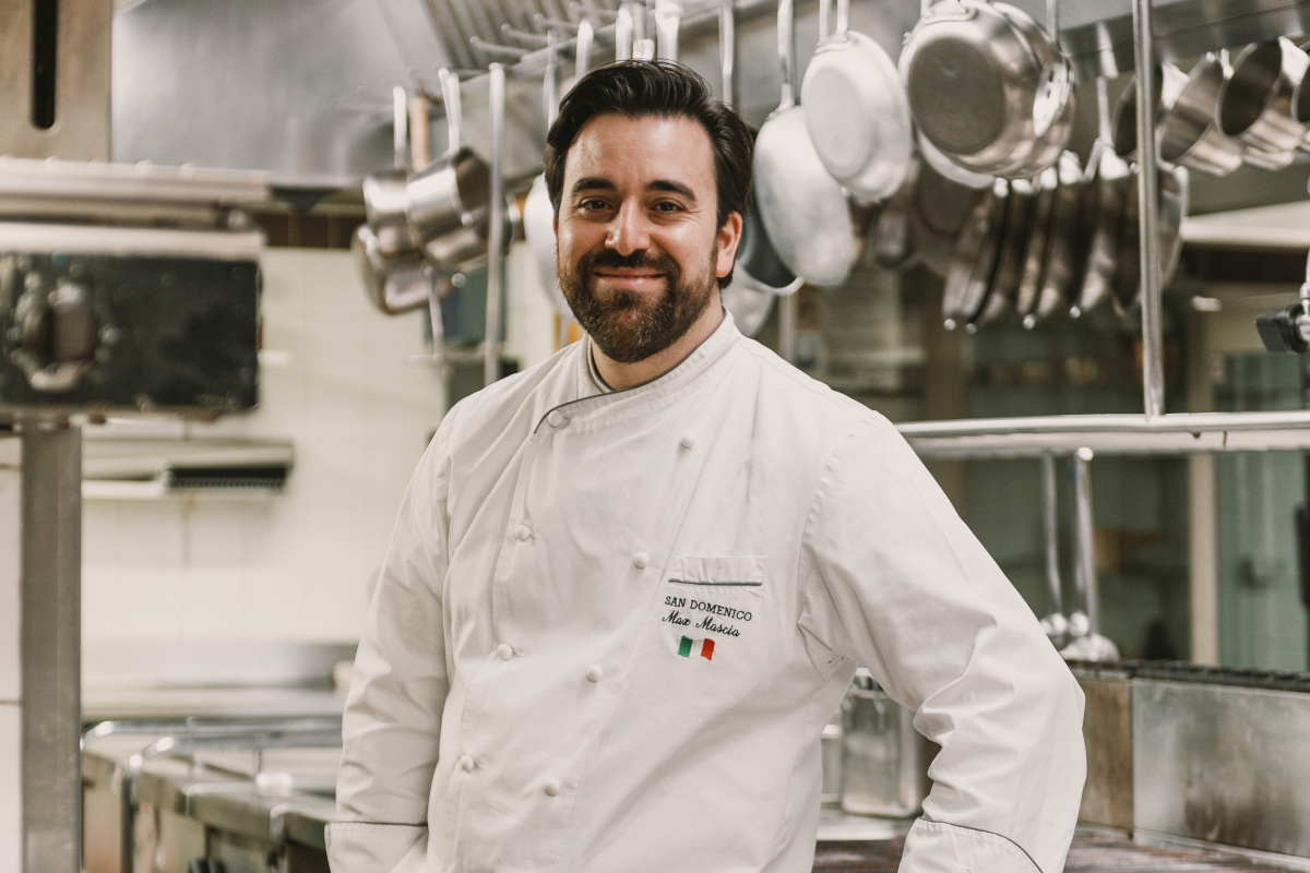 Max Mascia nelle attuali cucine del San Domenico Il San Domenico di Imola festeggia 52 anni rinnovando le cucine Max Mascia nelle attuali cucine del San Domenico Il San Domenico di Imola festeggia 52 anni rinnovando le cucine