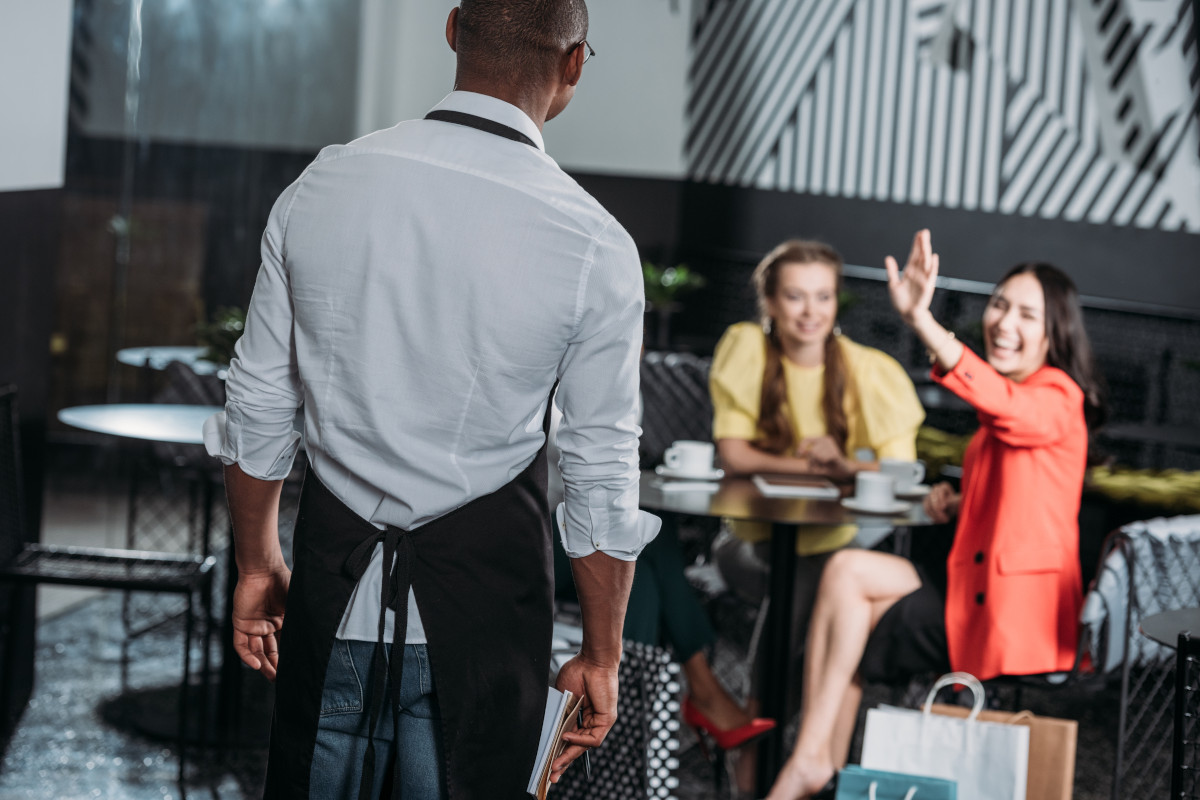 Il segreto della sala: l'arte del suggerire per fare crescere lo scontrino al ristorante