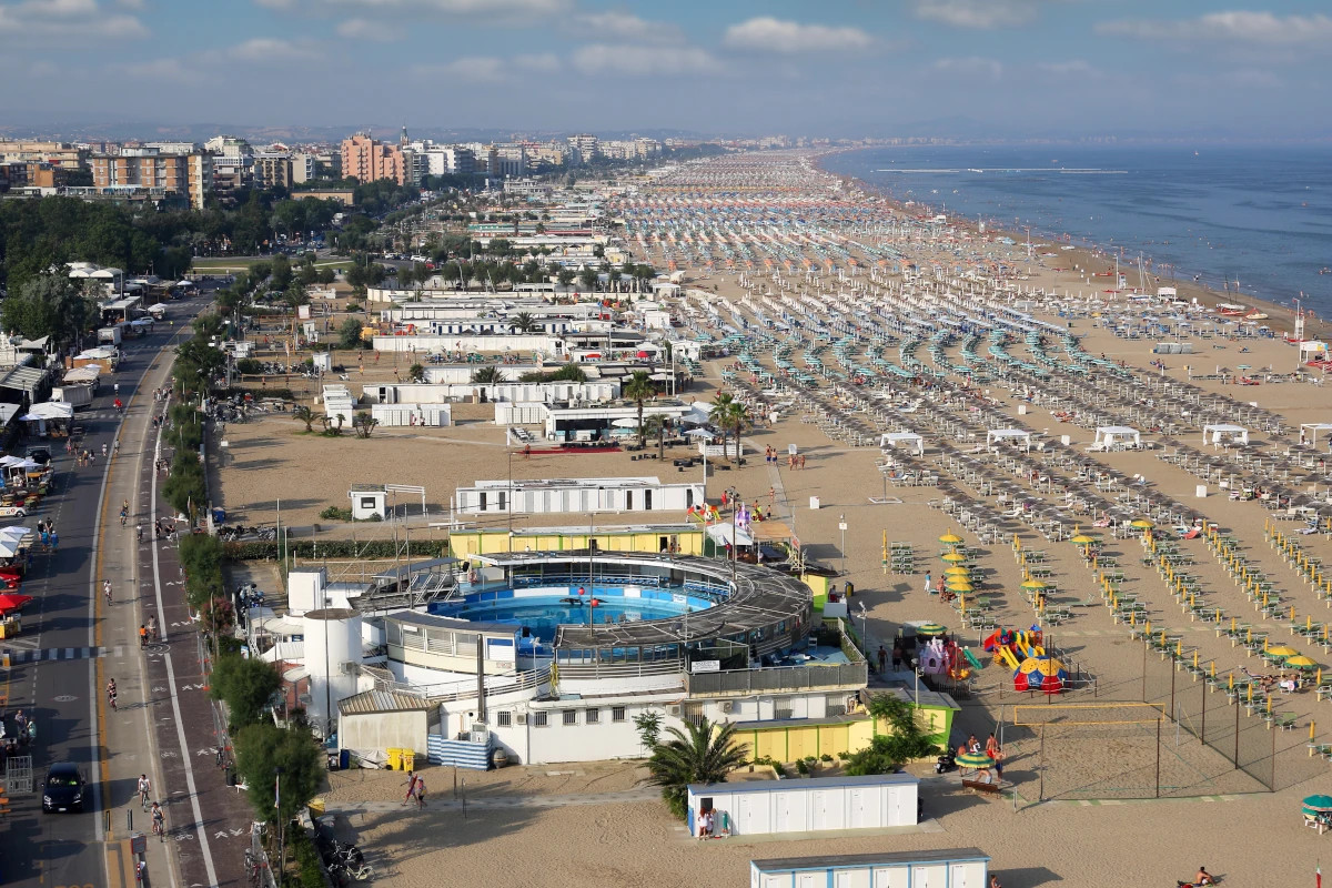 La Riviera Romagnola  Il caro gasolio colpisce il turismo. La soluzione? La Romagna ti paga il treno