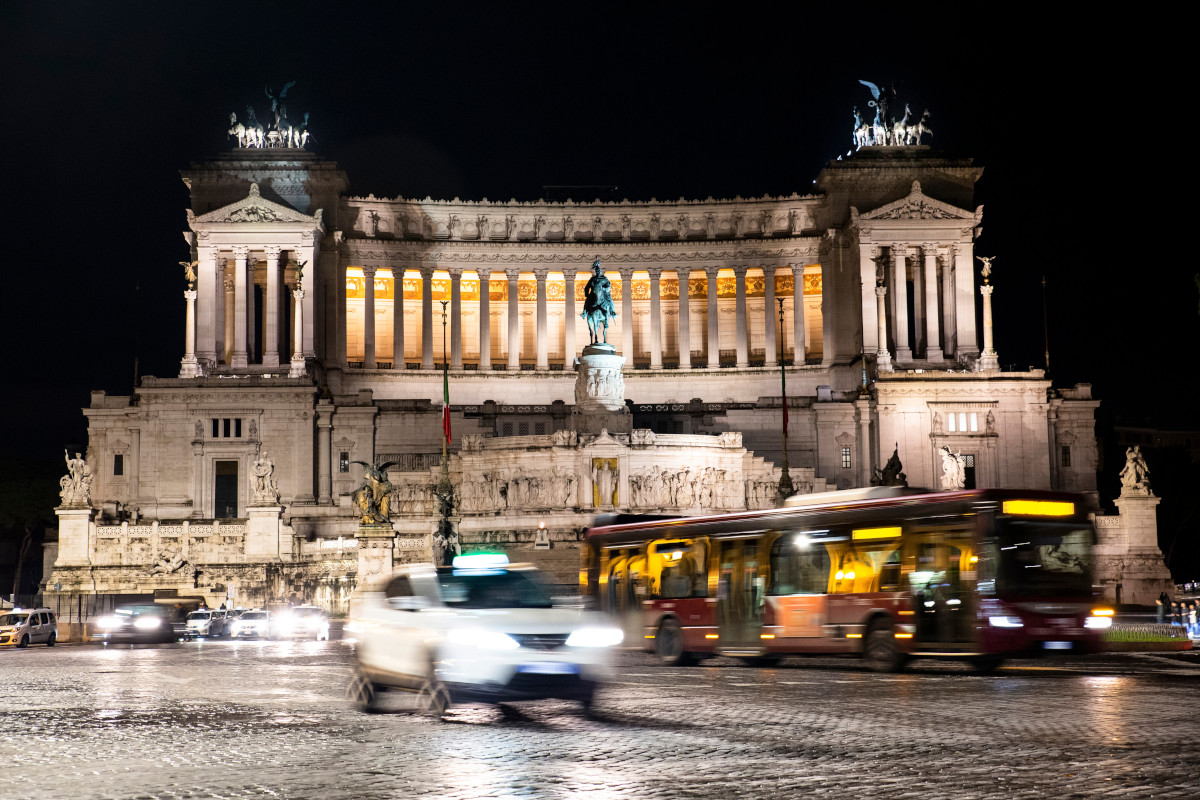 Overtourism, Roma cerca soluzioni: Fontana di Trevi a pagamento e bus più cari?