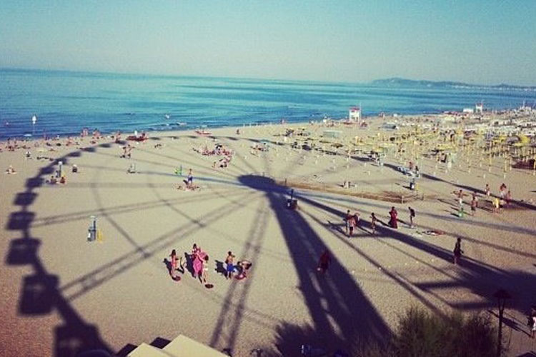 Si ripopolano le spiagge della Romagna all'ombra della ruota - Esplode l'estate della Romagna Alberghi esauriti fino al 20 agosto