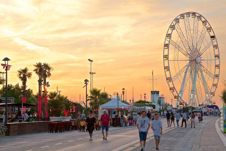 La ruota panoramica di Rimini - Esplode l'estate della Romagna Alberghi esauriti fino al 20 agosto