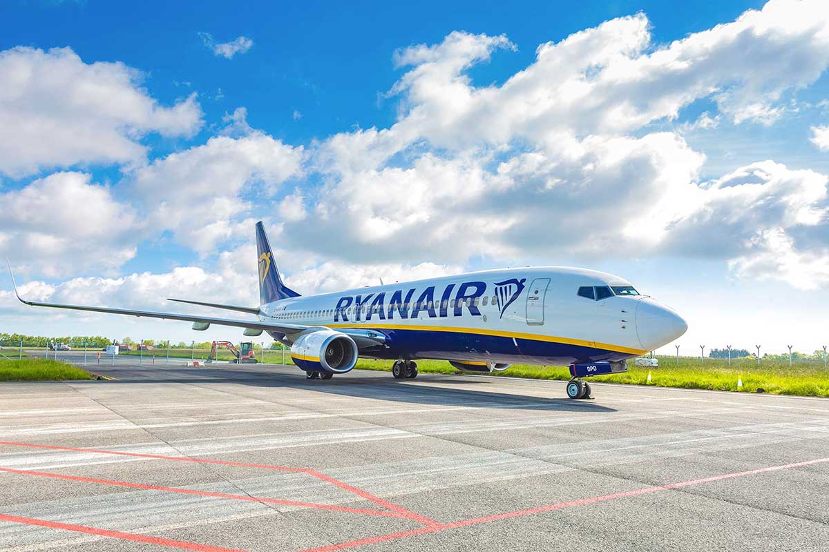 Un aereo Ryanair  L'ottobre da record di Ryanair: 15,7 milioni di passeggeri