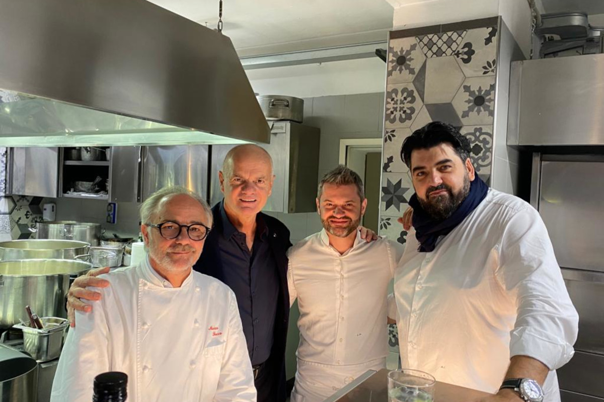 Da sinistra, Marco Sacco, Enrico Derflingher, Enrico Bartolini e Antonino Cannavacciuolo Premio alla carriera per Enrico Derflingher alle Stelle sul Lago d'Orta