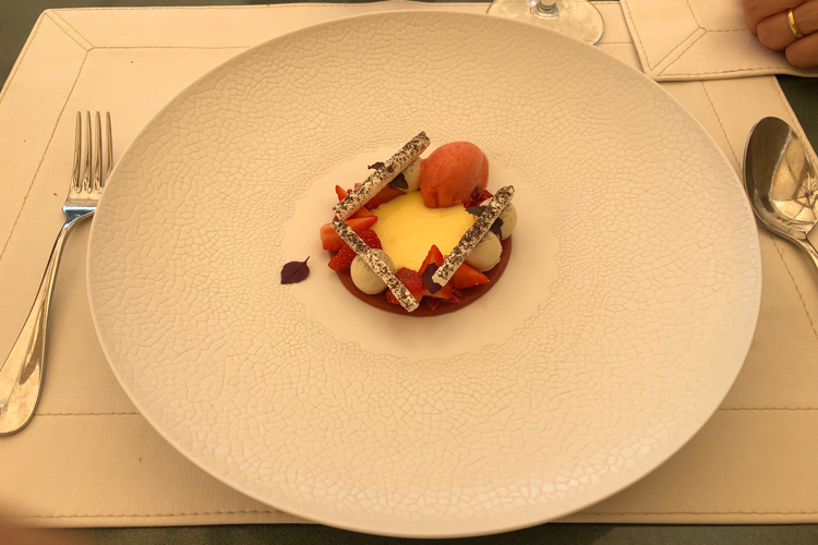 Ricordo di una bowl di fragole e panna spray (Con Sakalis in cucina, la Greciaentra al Castello di Spaltenna)