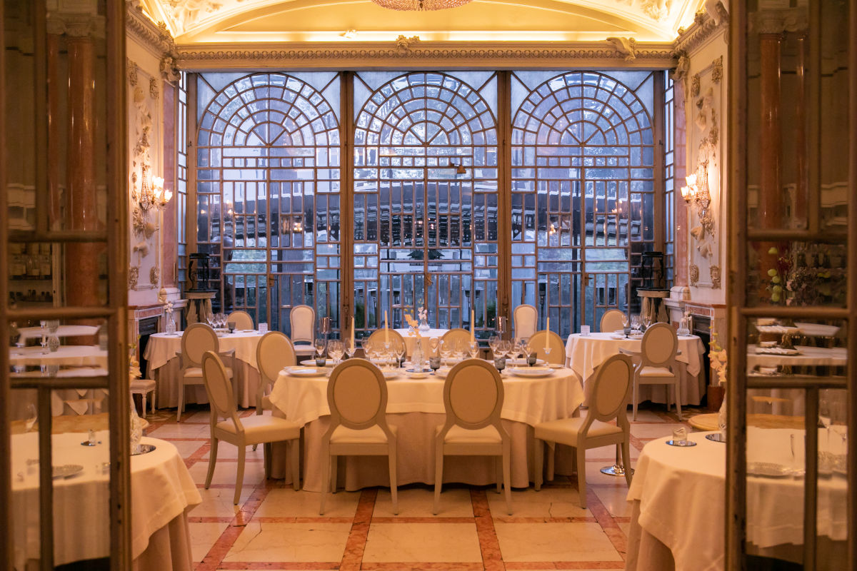 La sala da pranzo Enoteca la Torre Villa Laetitia, situata a Roma Enoteca la Torre Villa Laetitia, esperienza esclusiva nel cuore della Capitale