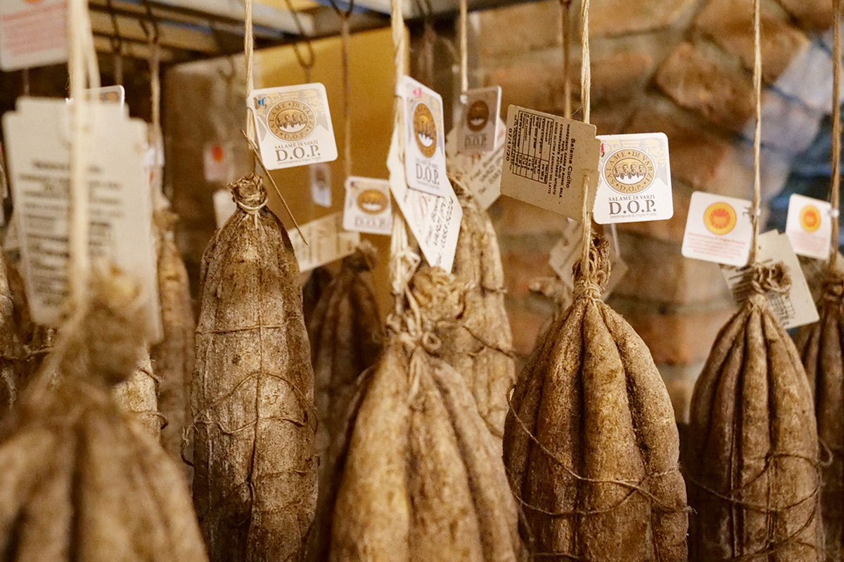 Salami di Varzi Dop in stagionatura Assaporare l’Oltrepò Pavese