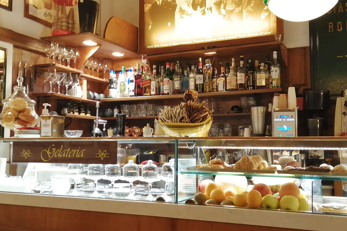 Il bancone dello Sciascia caffè 1919 Super green pass, nessun problema in bar e ristoranti al primo giorno di controlli