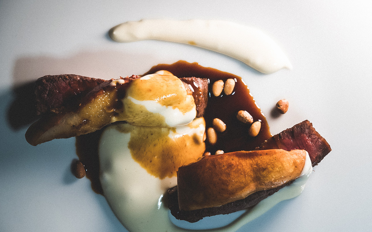 Filetto di Fassona arrosto, fonduta di Grana Padano Dop oltre 20 mesi, pere al salto, pinoli tostati&nbsp; Settimo appuntamento di &ldquo;Nati per stare Insieme&rdquo; da Umberto De Martino