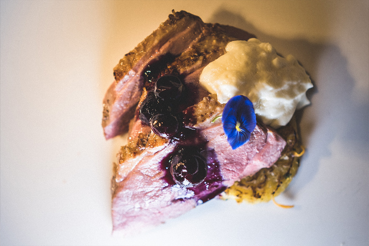 Petto di anatra cotta a bassa temperatura e arrostita con mirtilli e sifonato di Grana Padano Dop oltre 20 mesi &ldquo;Nati per stare insieme&rdquo; sul lago al Belvedere di Torno