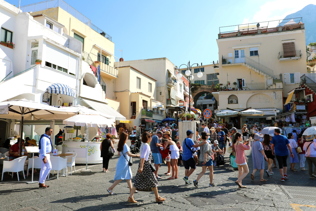 Capri a rischio collasso per l'overtourism, il sindaco: «Dimezzare gli arrivi»