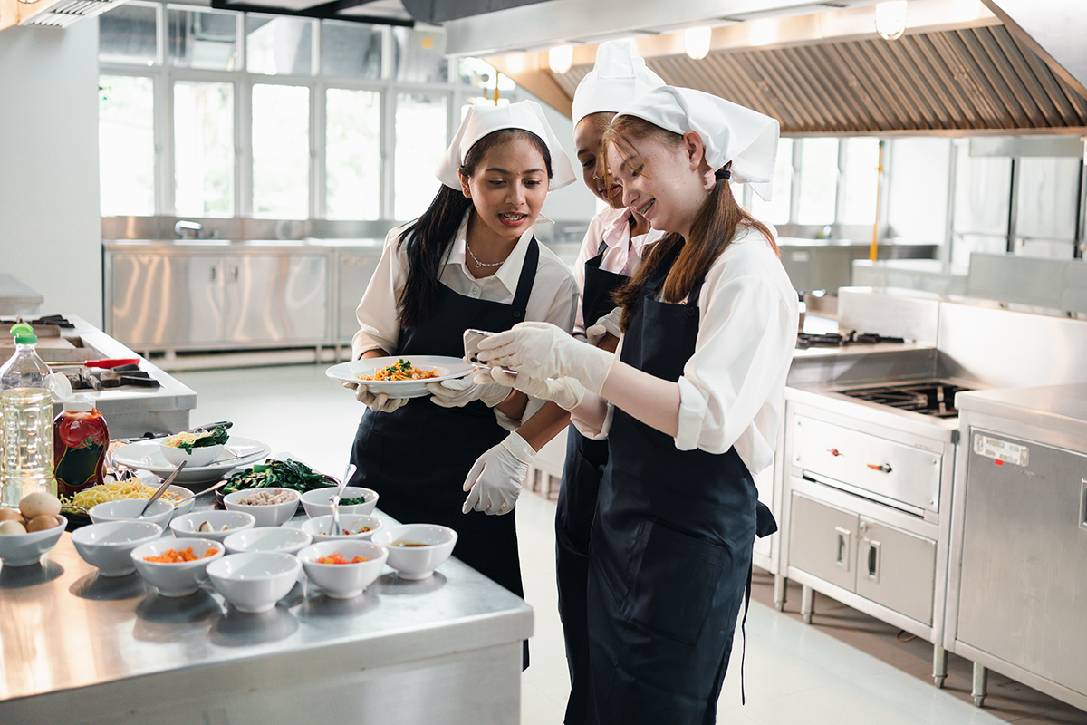 Non solo bullismo: c’è una gioventù sana che cresce negli istituti alberghieri e non viene raccontata