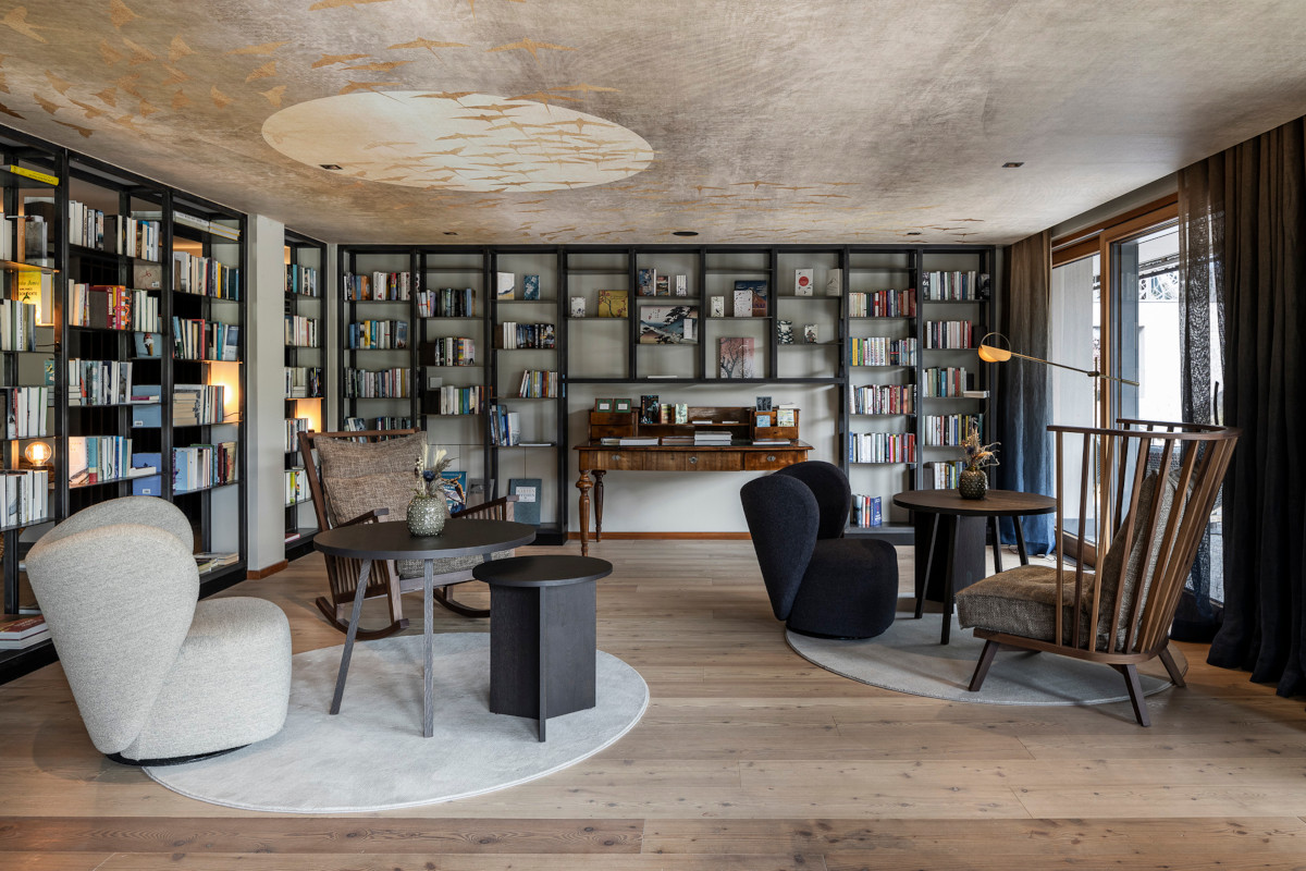 La biblioteca del Silena (foto Tiberio Sorvillo) Benessere e sci al Silena dove l'Oriente incontra le Dolomiti