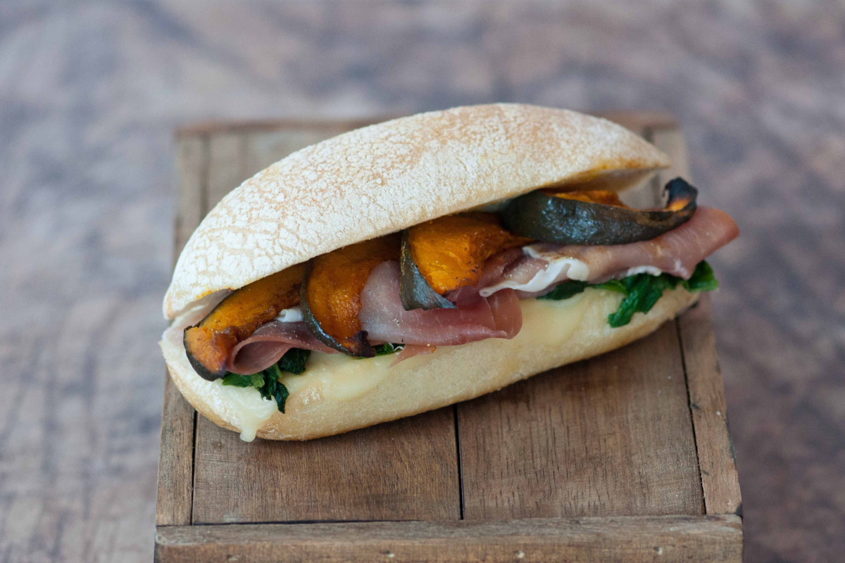 Per i sinceri: pane Francesino morbido, speck, provola, bastoncini di zucca alla paprika e spinaci cotti  Ad ognuno la sua birra: i consigli di Moretti raccontano l'Italia del cibo