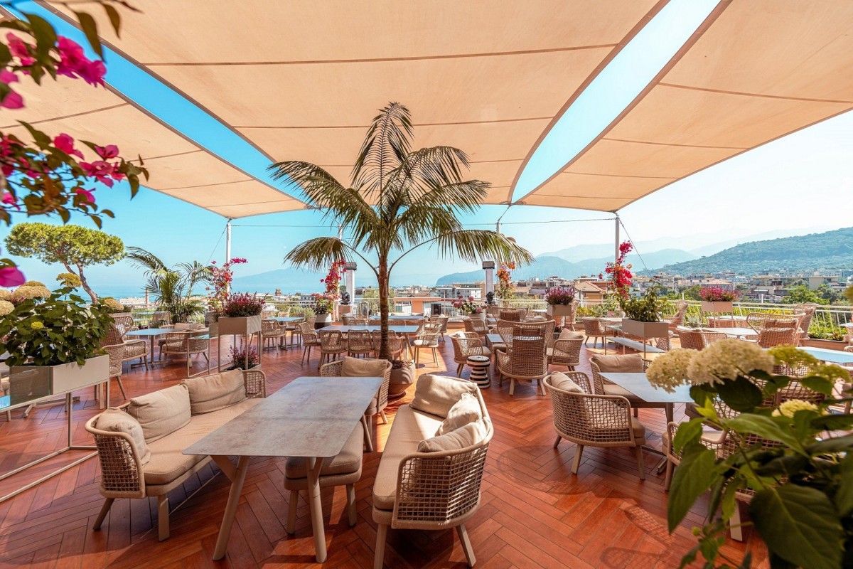 Vista sul lago dalla terrazza dell'Hilton Lake Como Hilton: otto terrazze bar tra Italia ed Europa per frizzanti serate di fine estate