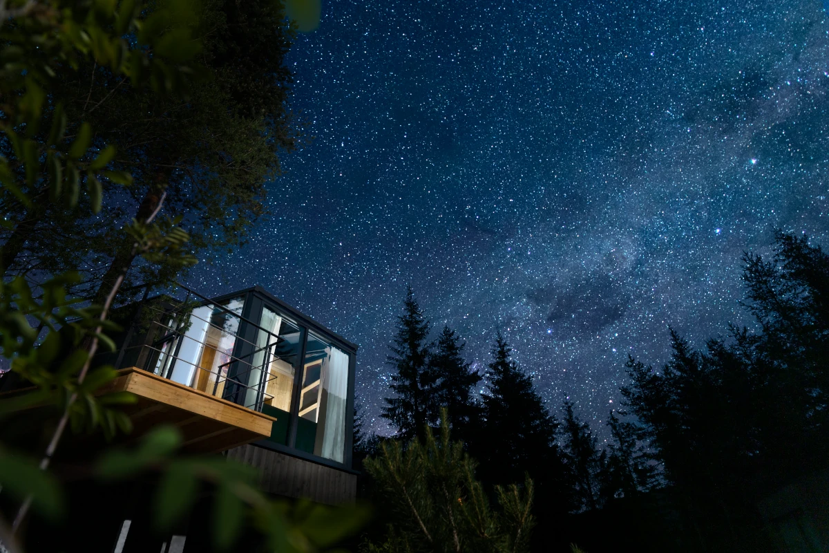 Veduta notturna da uno degli Skywiew chalets Case sull’albero, Glass cube, lodge fluttuanti: il glamping è anche d’inverno