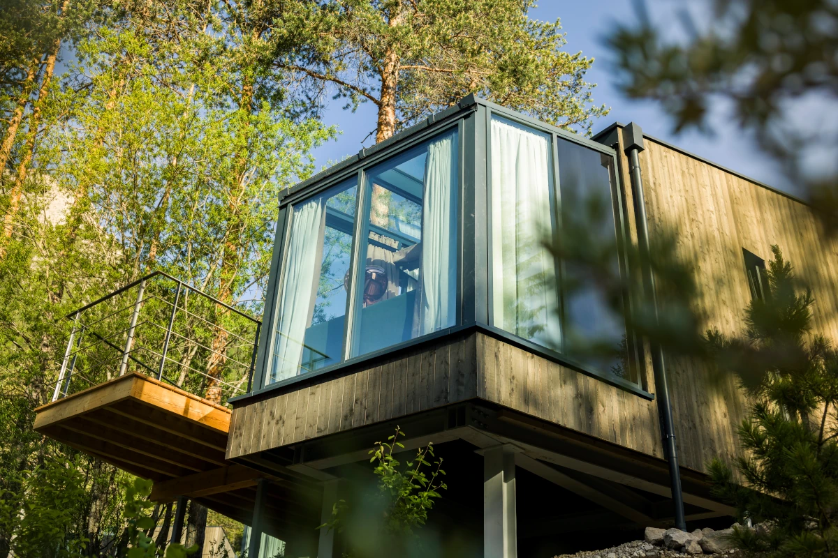 Uno degli Skyview Chalets Case sull’albero, Glass cube, lodge fluttuanti: il glamping è anche d’inverno