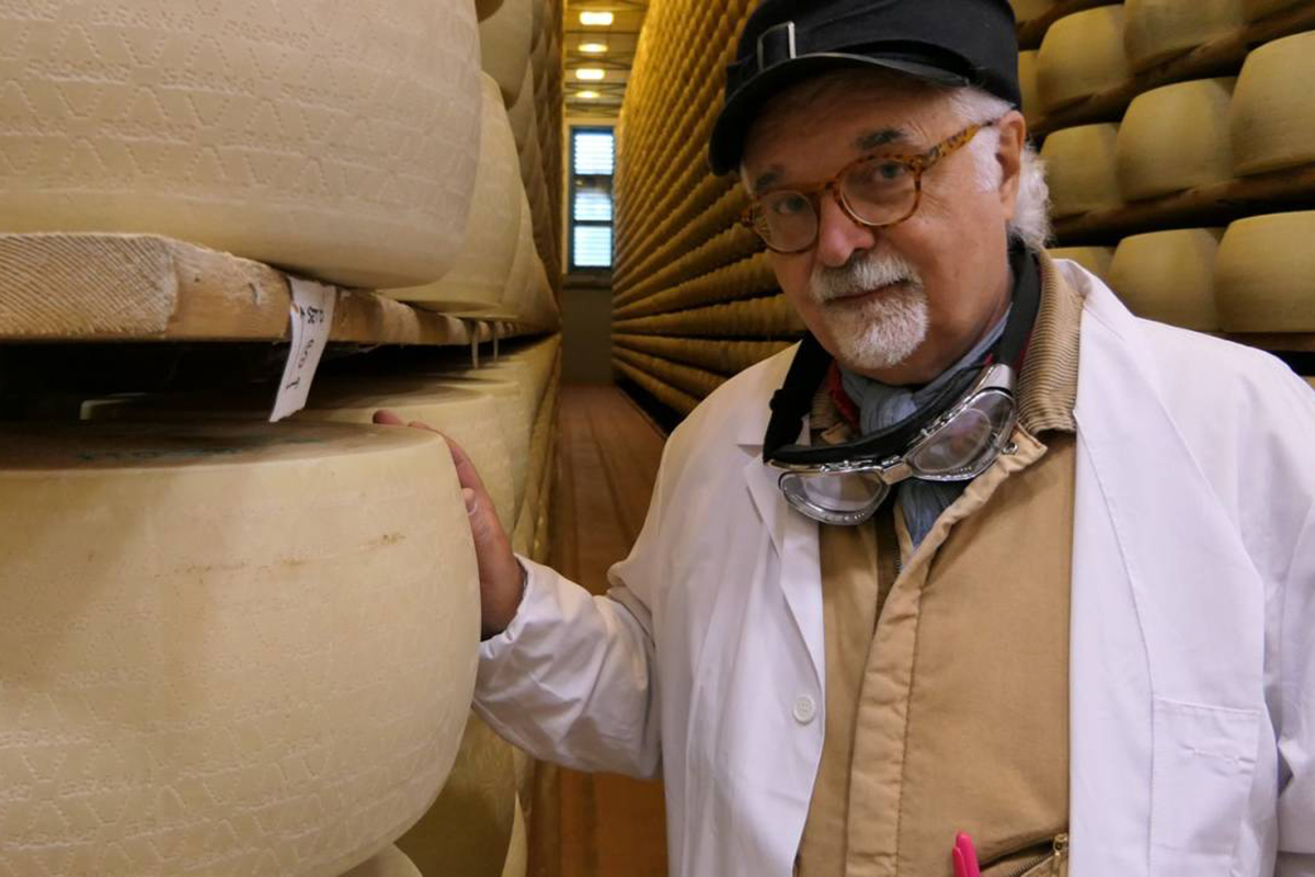 Patrizio Roversi. Fonte: quotidiano.net Patrizio Roversi in moto elettrica tra le terre del Grana Padano