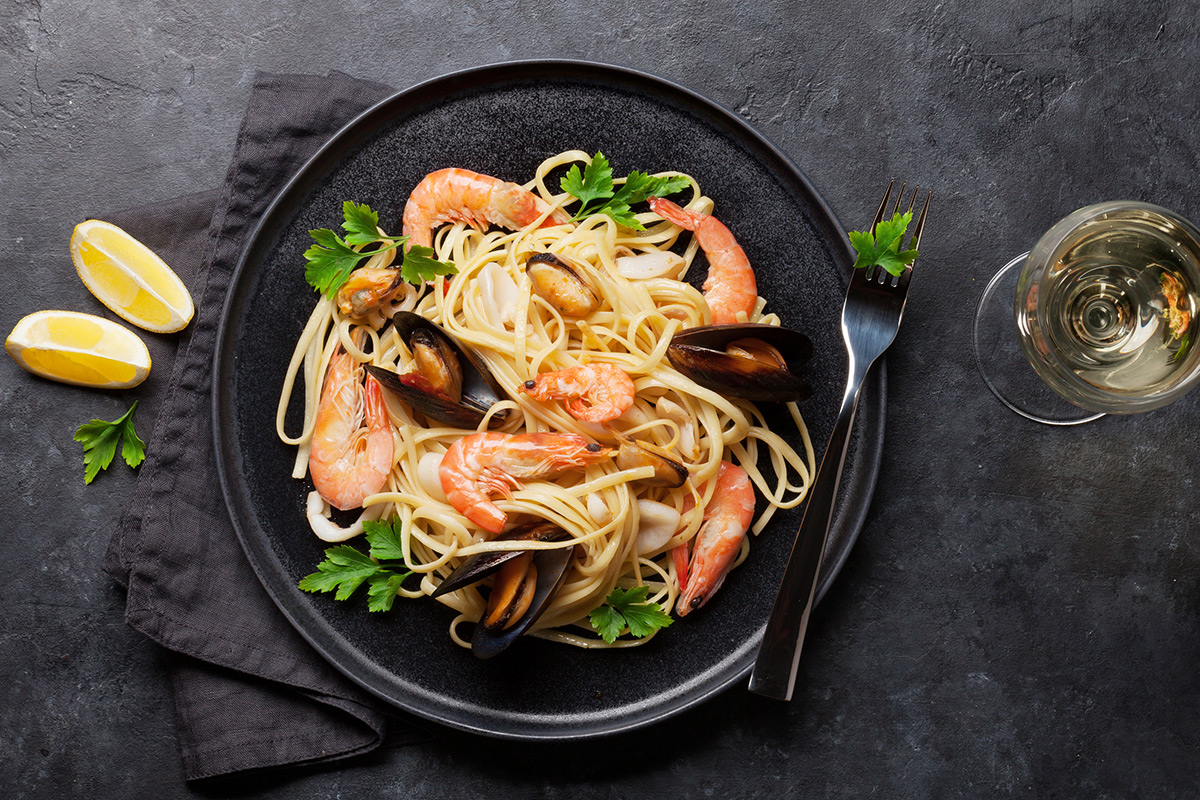 Lo spaghetto allo scoglio è un altro must Vigilia di Natale, il pesce è d'obbligo. Dal capitone in poi, ecco usanze e superstizioni