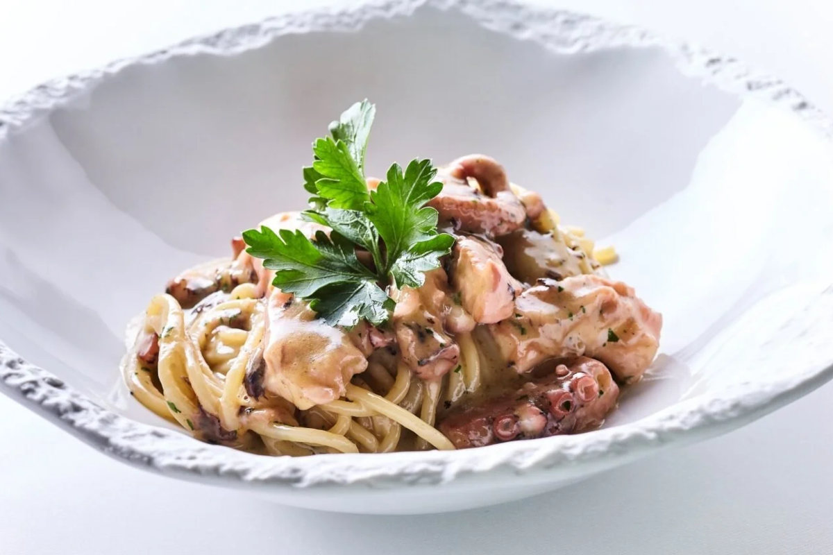 Spaghettone quadrato con aglio, olio, peperoncino e polpo Al ristorante Acanto si celebra il ritorno delle cene gourmet