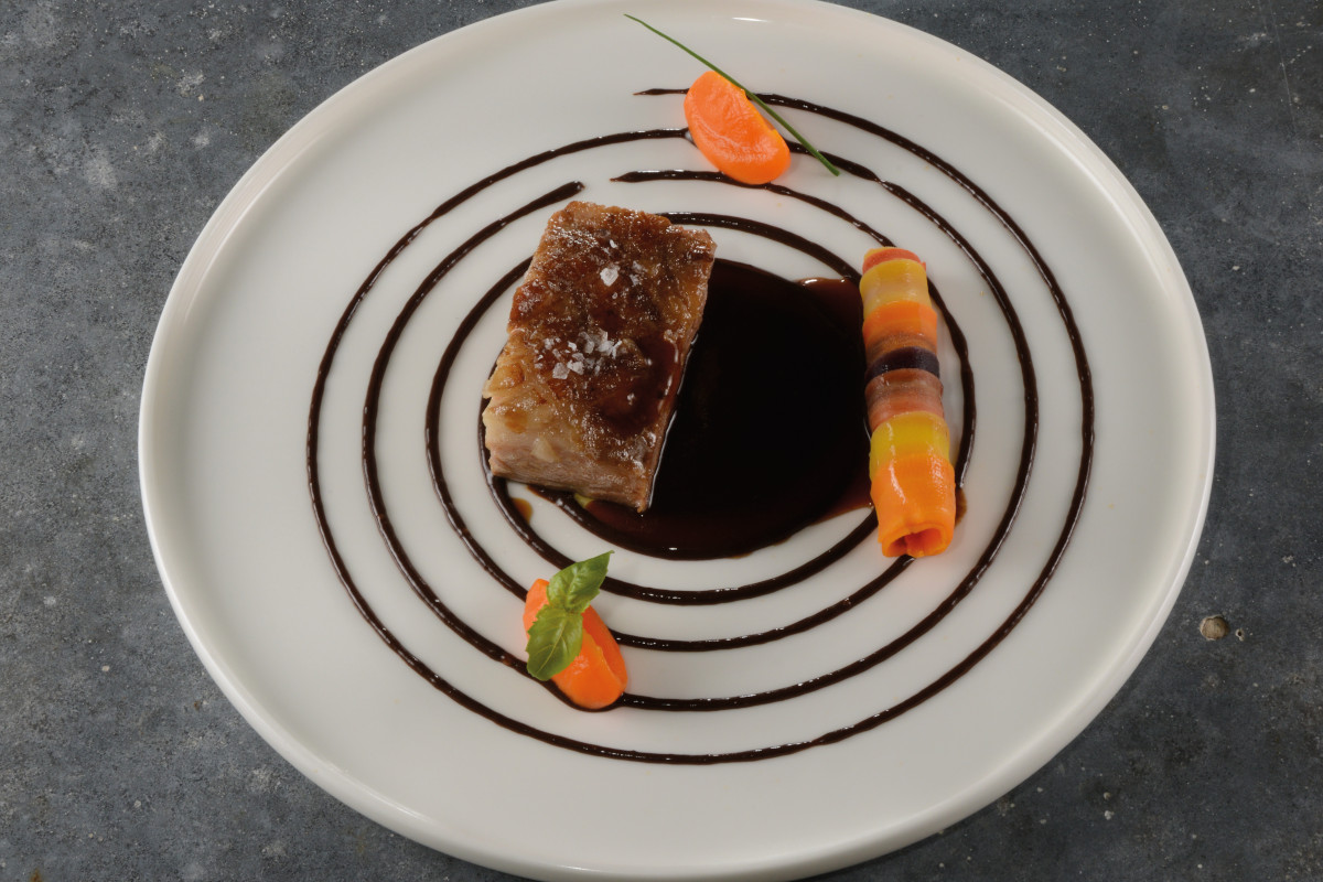 Spalla di agnello cotta a bassa temperatura, salsa all’aglio e purea di carote