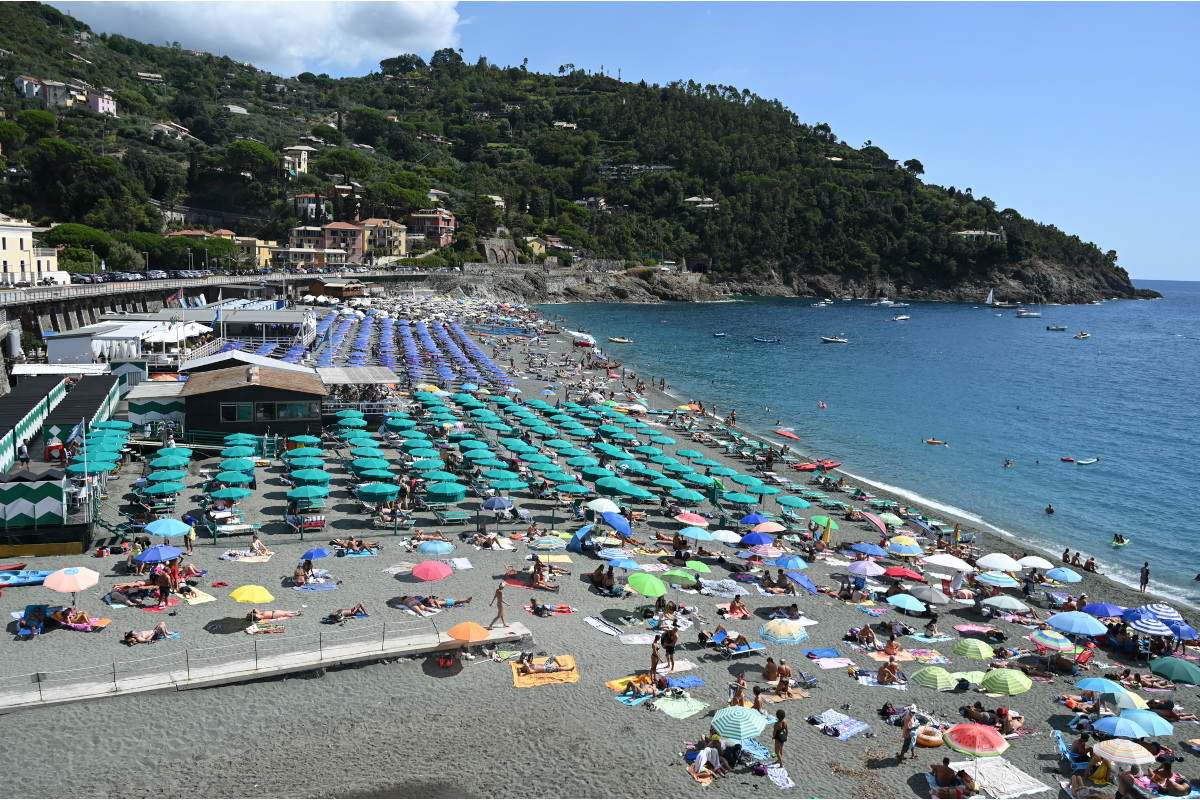 La spiaggia di Bonassola in Liguria  A luglio tutti al mare. Ma dove? Dominano Costiera Amalfitana e Liguria