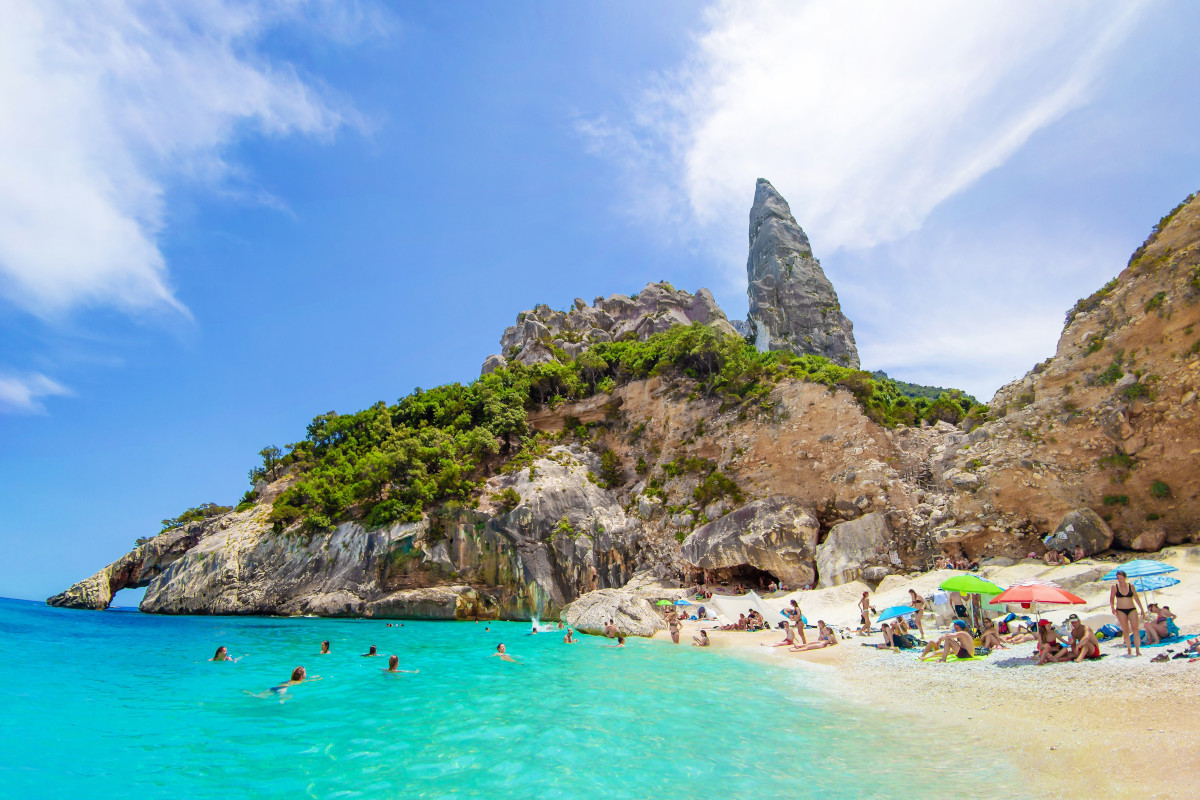 Le cinque spiagge da visitare se viaggi in Sardegna quest'estate