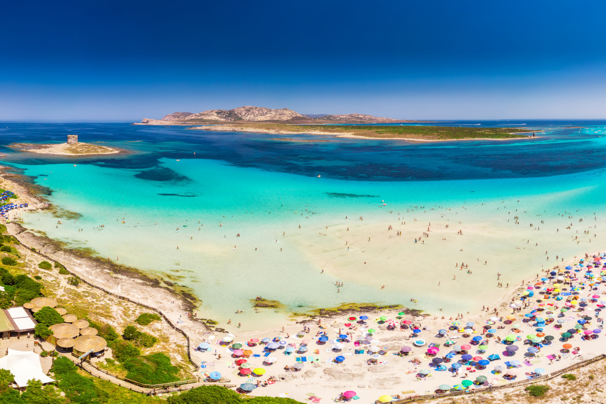 Le cinque spiagge da visitare se viaggi in Sardegna quest'estate