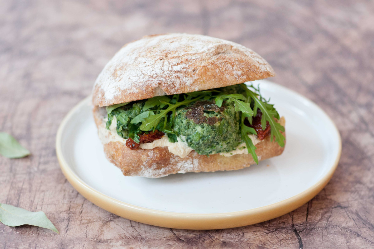 Per gli spontanei: pane integrale con polpette di verdure, hummus di ceci, pomodori secchi e rucola Ad ognuno la sua birra: i consigli di Moretti raccontano l'Italia del cibo