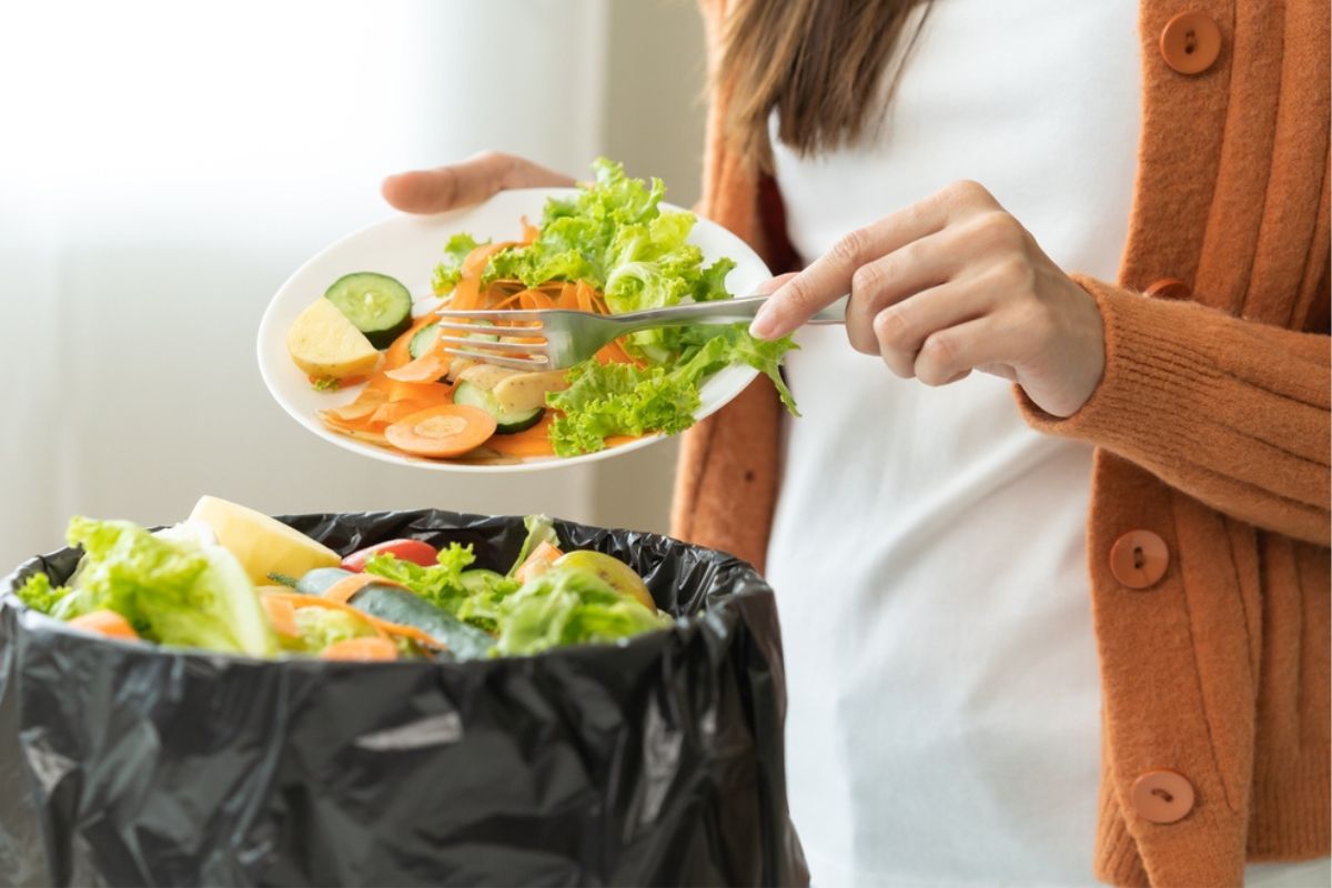 Spreco di cibo: per i giovani è immorale, ma sono quelli che ne buttano di più