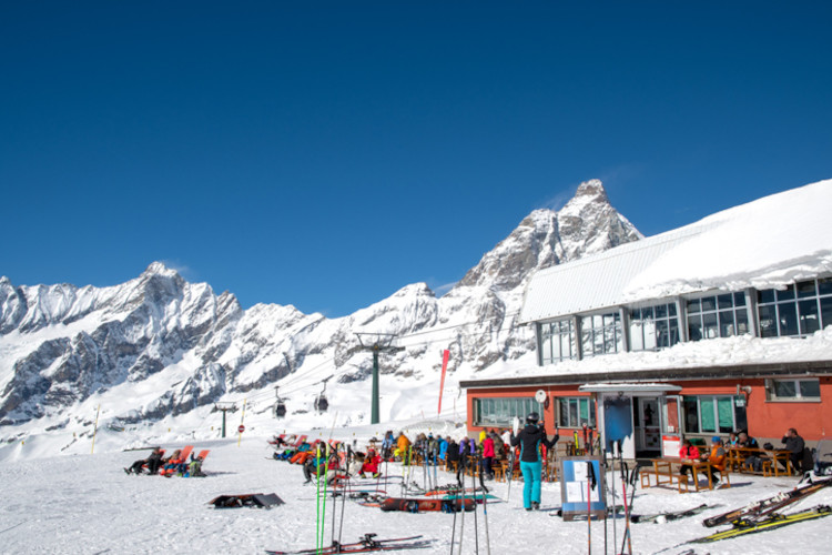 Stazione sciistica del Comprensorio Cervinia-Valtournenche in inverno Il caro energia spaventa la montagna, gli impianti alzano il prezzo degli skipass