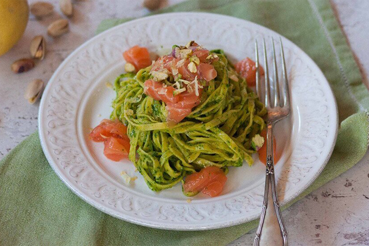 Tagliatelle con tartare di salmone norvegese e pesto di rucola e pistacchi Tagliatelle con tartare di salmone norvegese e pesto di rucola e pistacchi